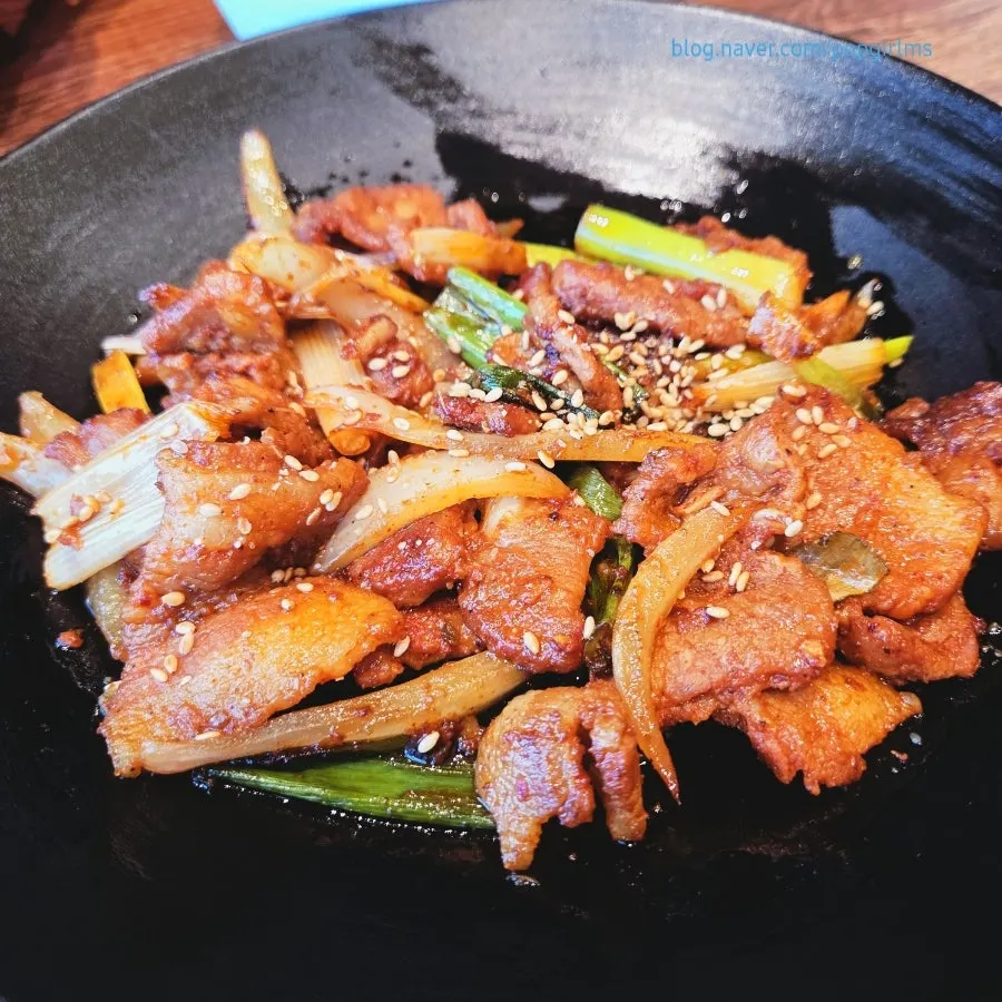 Hidangan set kudzu naengmyeon dan soy sauce pork belly