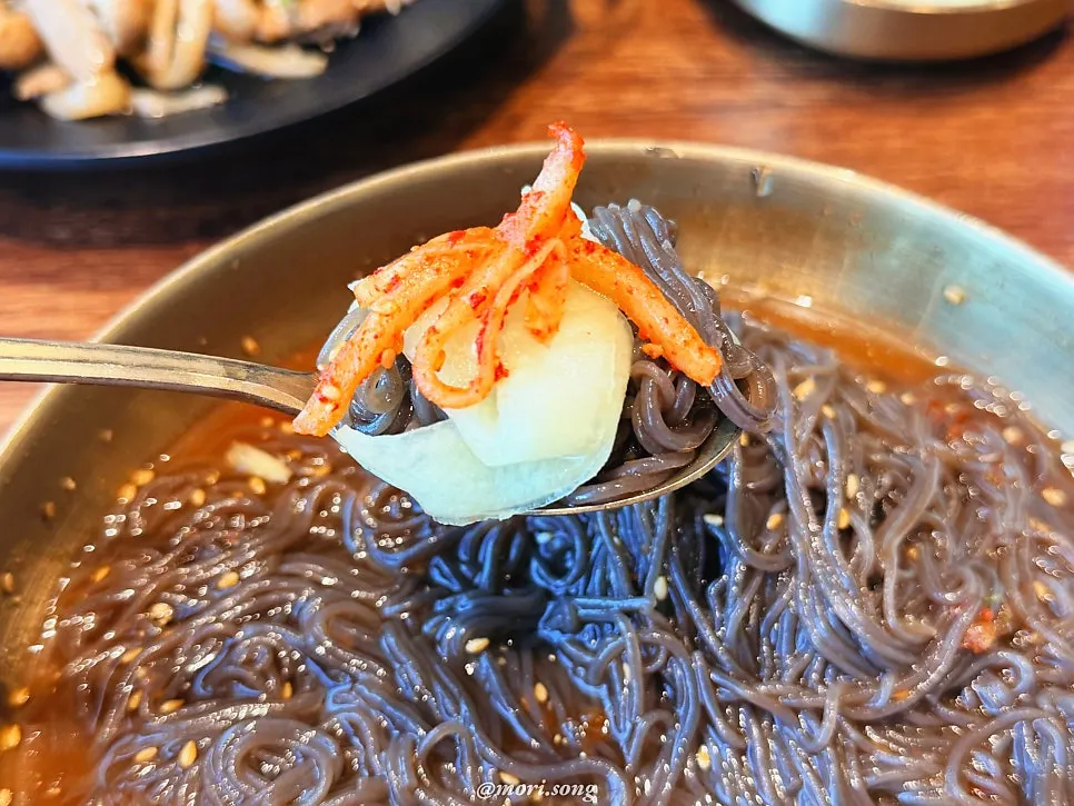 Side dishes served alongside the naengmyeon