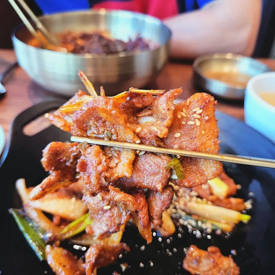 Close-up soy sauce pork belly yang digoreng atas api besar
