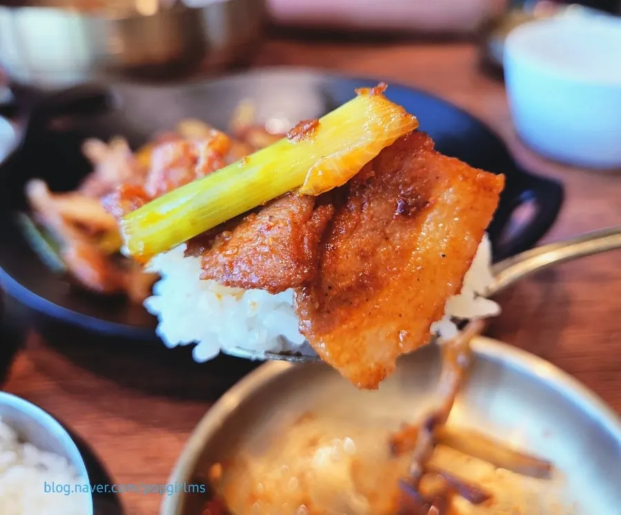 Pinggan soy sauce pork belly bersos berkilat