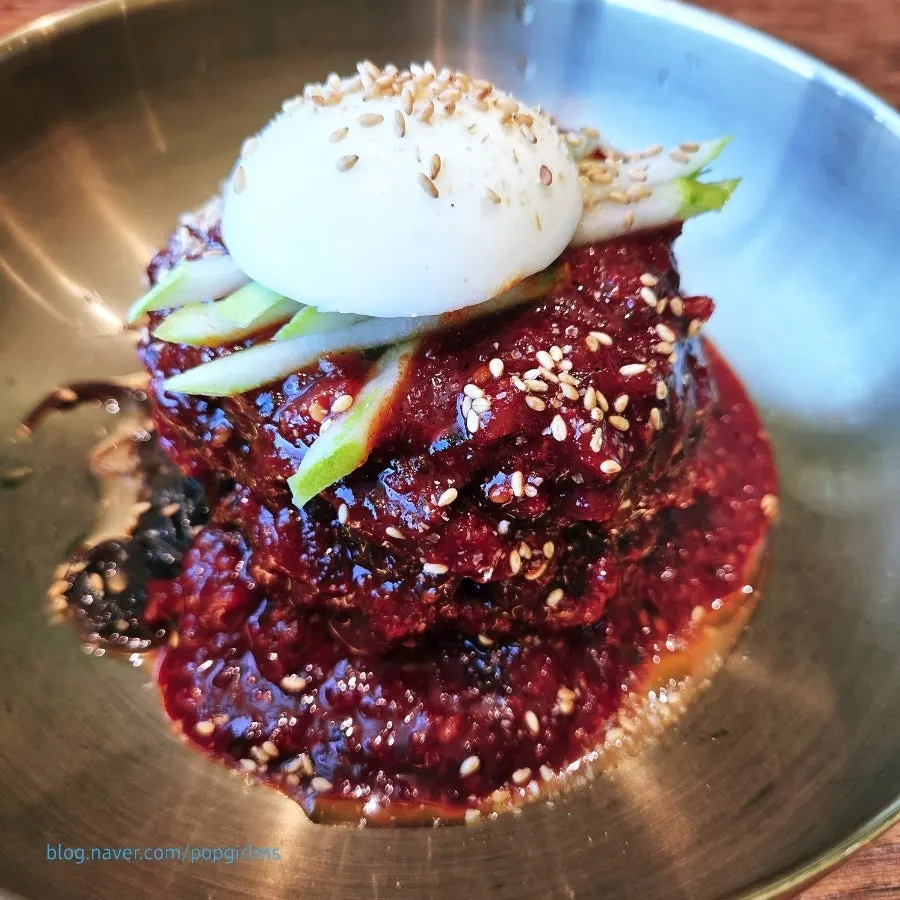 Bibim kudzu naengmyeon dihidang bersama kuah ais halus