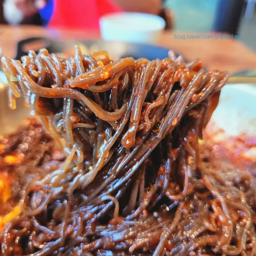 Bibim kudzu naengmyeon dengan timun dan telur rebus di atas