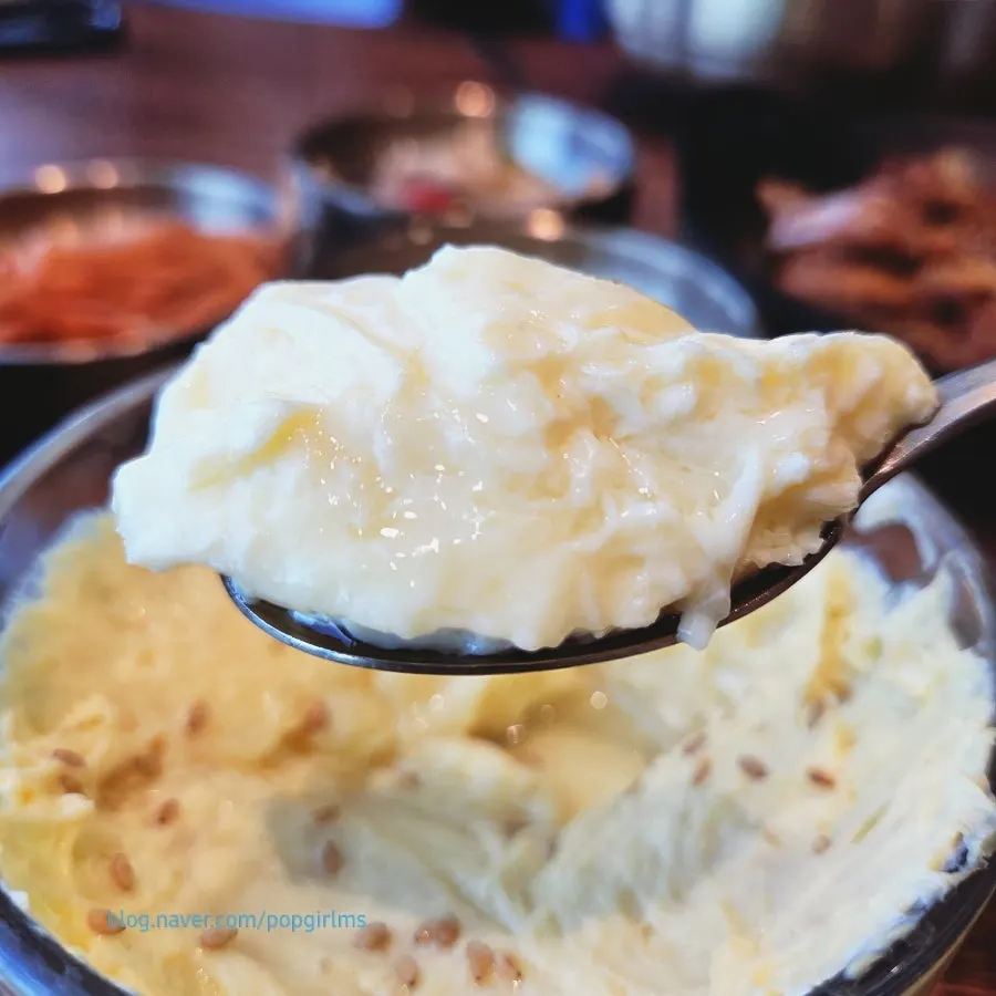 Telur kukus lembut dihidang dalam mangkuk kaca