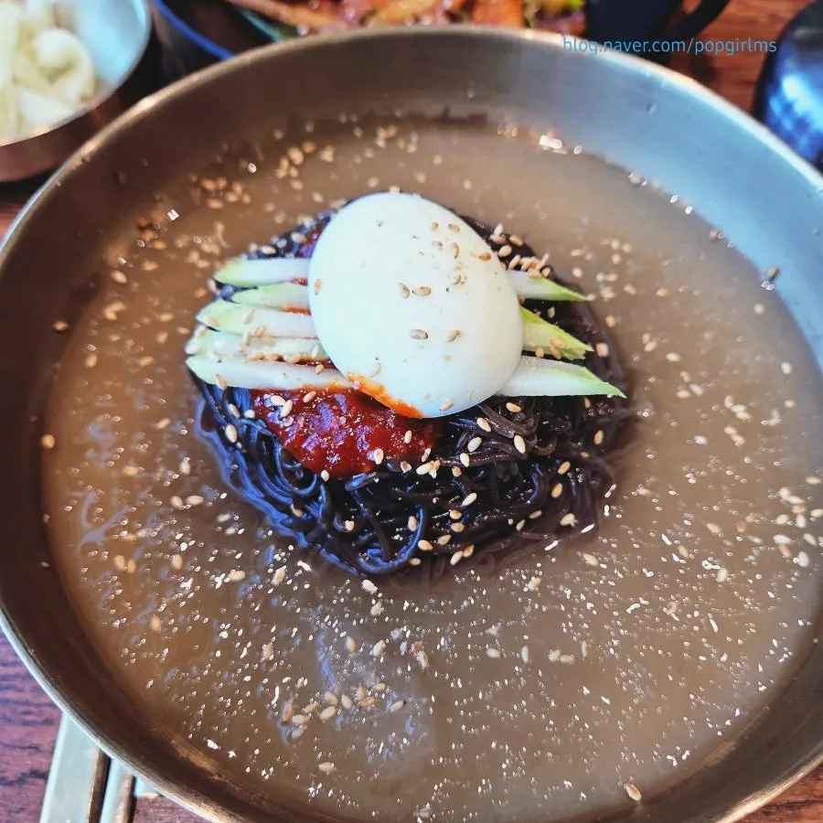 Mul naengmyeon dengan sos bibim di atas kuah ais halus