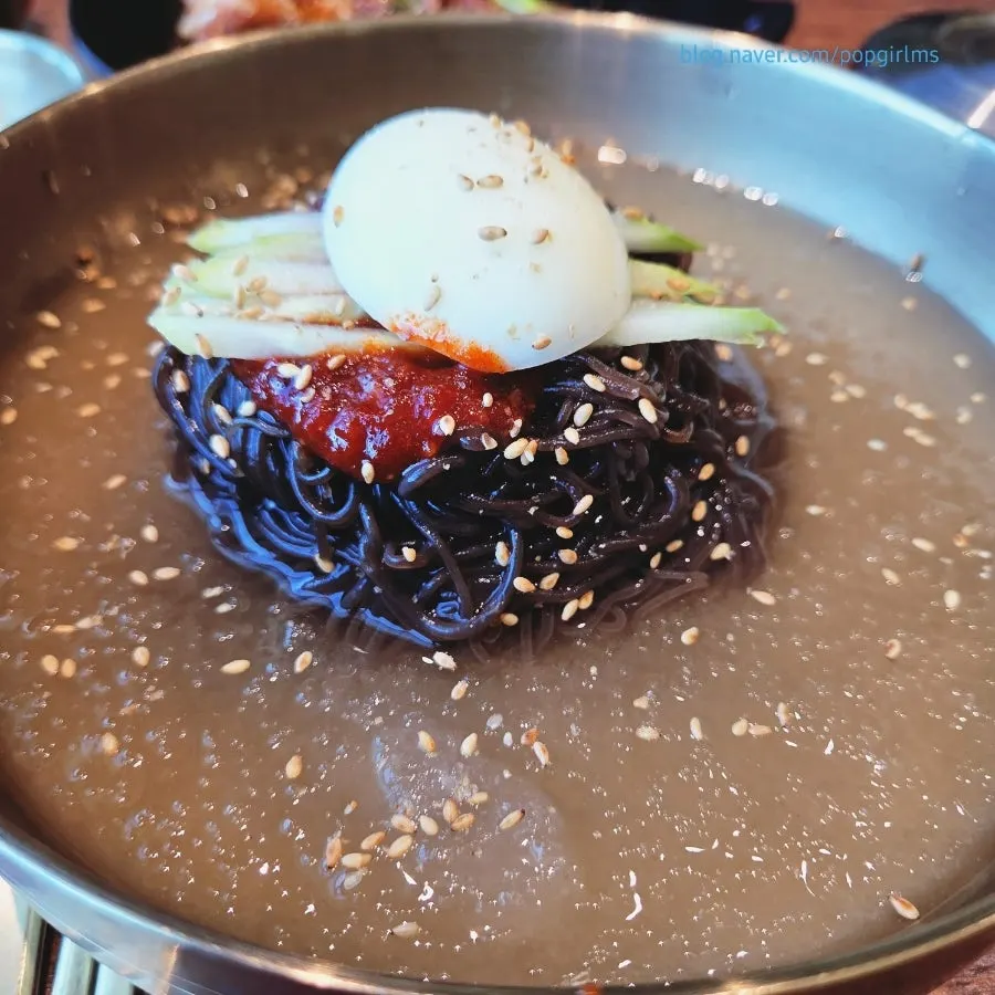 Semangkuk mul naengmyeon dengan kuantiti mi yang banyak