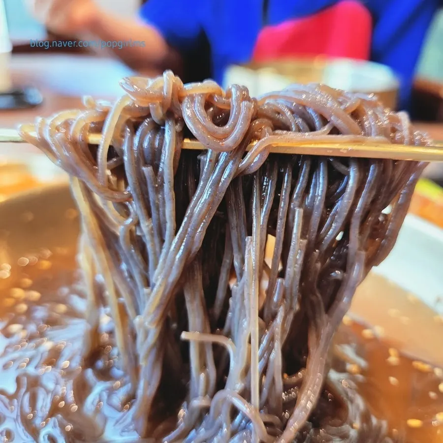Kuah naengmyeon jernih dengan ais halus terapung