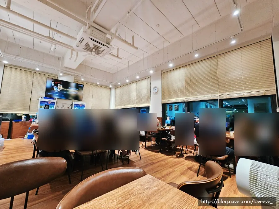 Dining hall seating at Naengmyeon Gajun Dongtan Main Branch