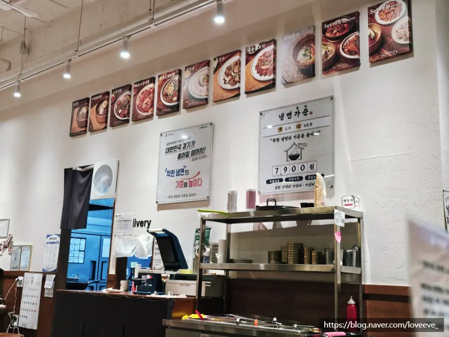 Dining hall full of family customers at Naengmyeon Gajun