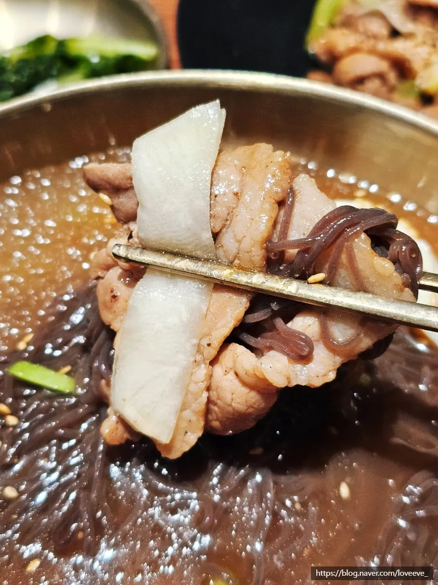 Kudzu naengmyeon paired with pork belly