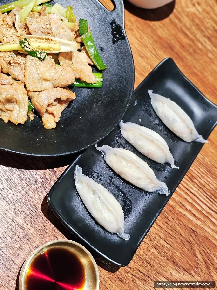 Wrapping pork belly with naengmyeon noodles