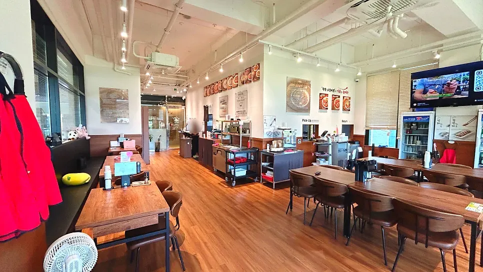 Spacious, clean interior of Naengmyeon Gajun Dongtan Main Branch