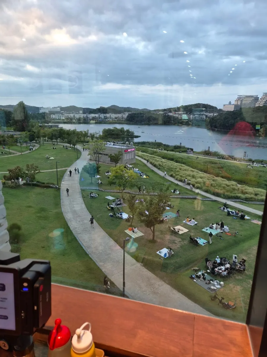 창밖으로 보이는 동탄호수공원 저녁 풍경