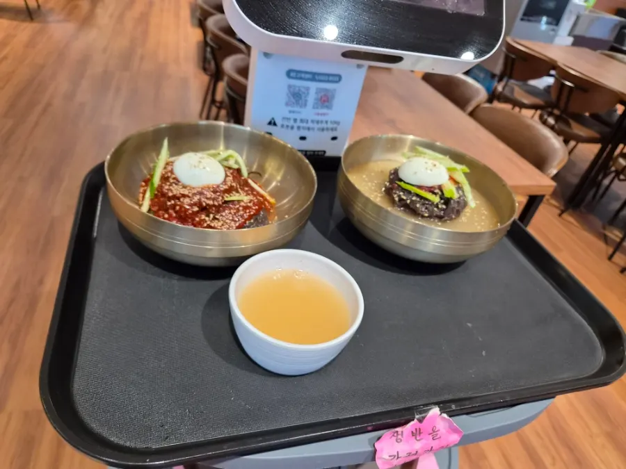먼저 나온 비빔냉면과 물냉면 두 그릇
