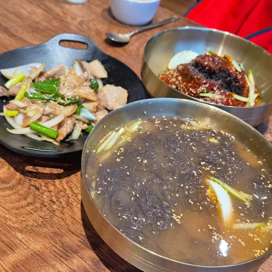 삶은 달걀 반쪽이 올라간 냉면 클로즈업