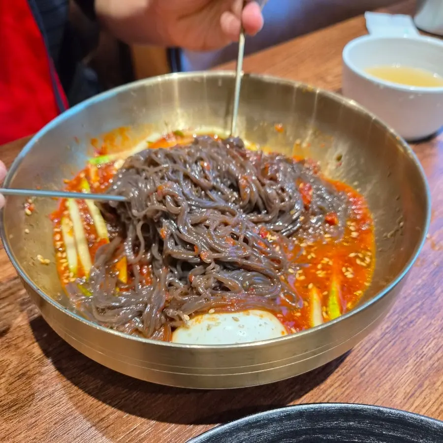 냉면과 간장삼겹살이 함께 차려진 상