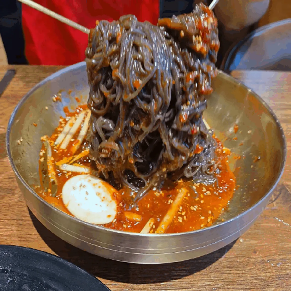 매콤달콤하게 비벼진 비빔냉면