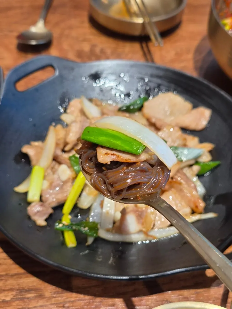 냉면 위에 올린 간장삼겹살 한 점