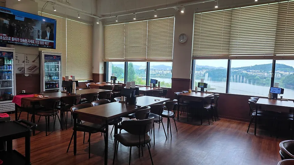 Dining hall atmosphere at Naengmyeon Gajun Dongtan Main Branch