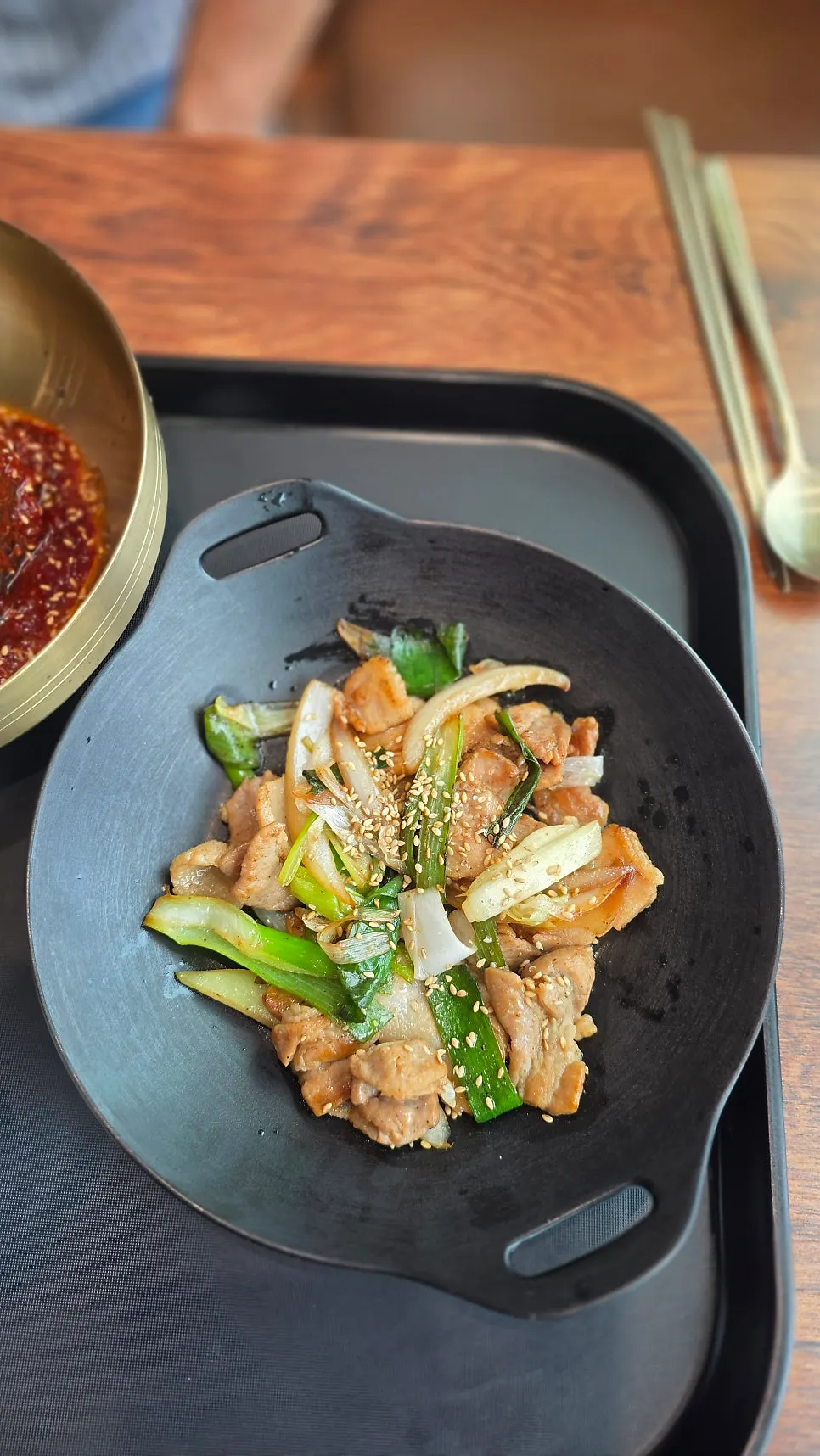 Eating soy sauce pork belly together with mul naengmyeon