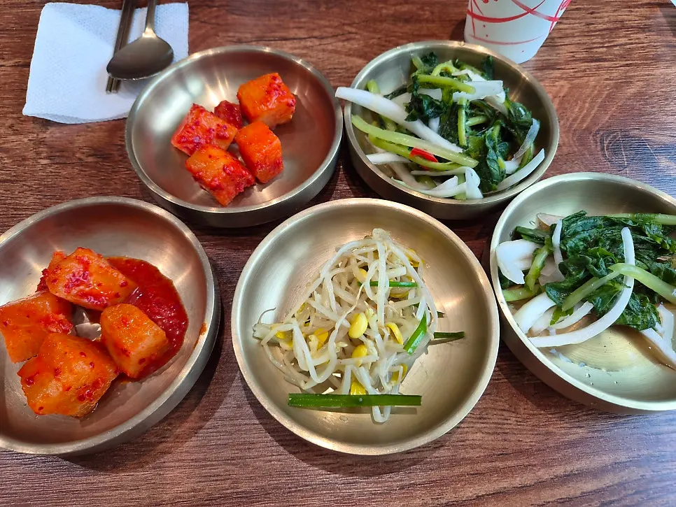 비빔칡냉면과 간장삼겹살 세트 한 상 차림