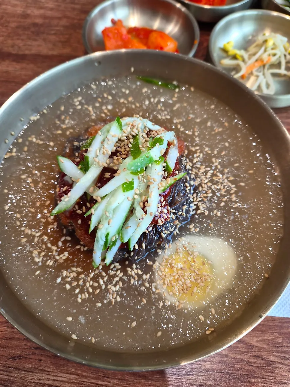 고명이 올라간 비빔칡냉면 한 그릇
