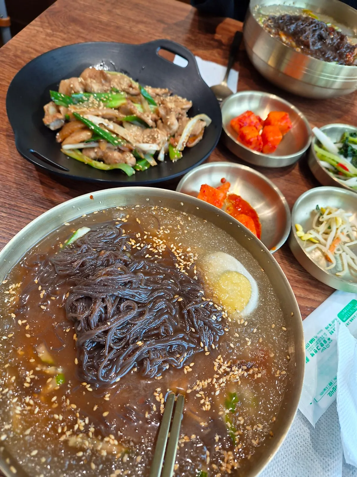 새빨간 양념장이 올라간 비빔칡냉면 클로즈업
