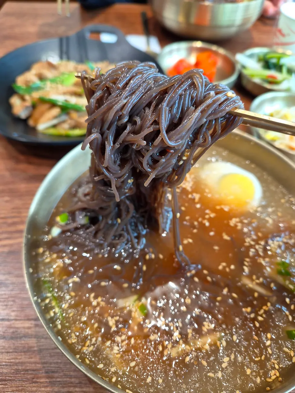 비비기 전 비빔칡냉면 위에서 본 모습