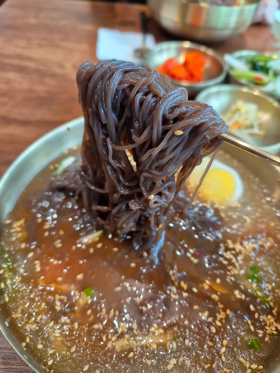 양념을 섞어 비벼낸 비빔칡냉면 면발