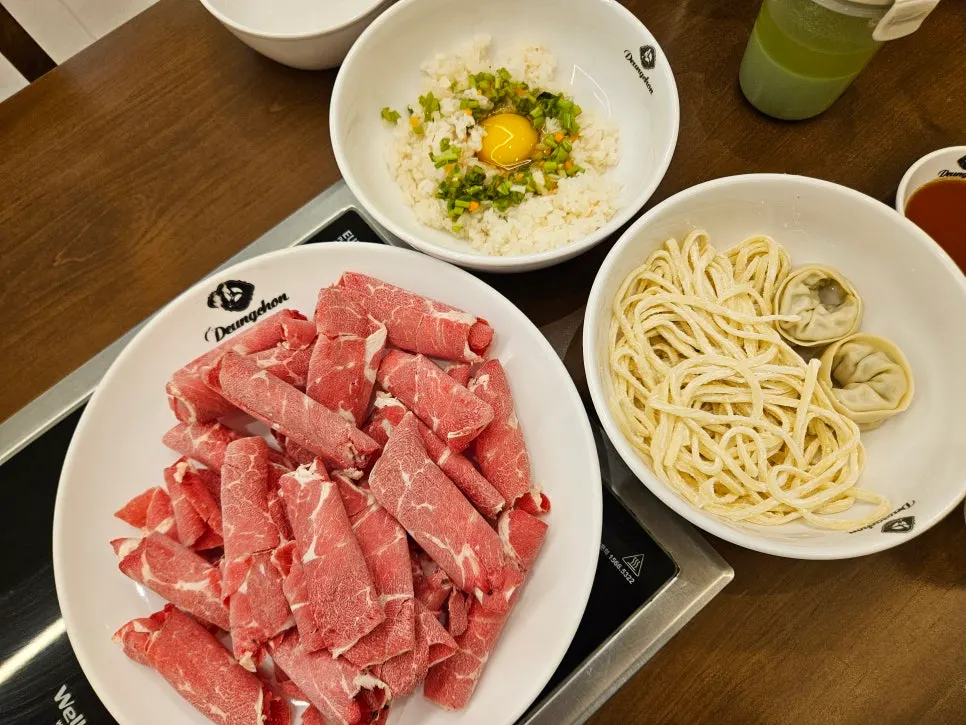 샤브칼국수 냄비와 곁들이 재료