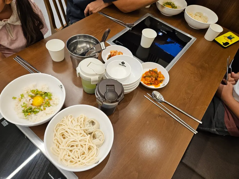 맑은과 얼큰 버섯칼국수 두 냄비 상차림