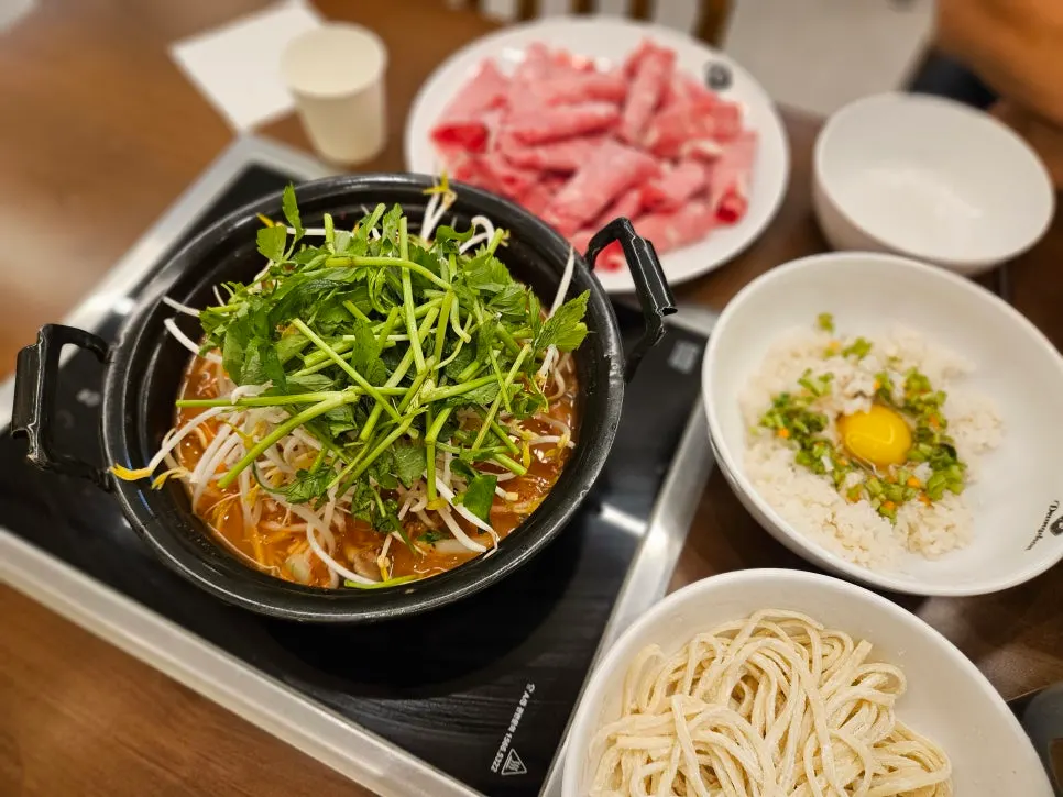 가족 4인 샤브칼국수 테이블 전체 모습
