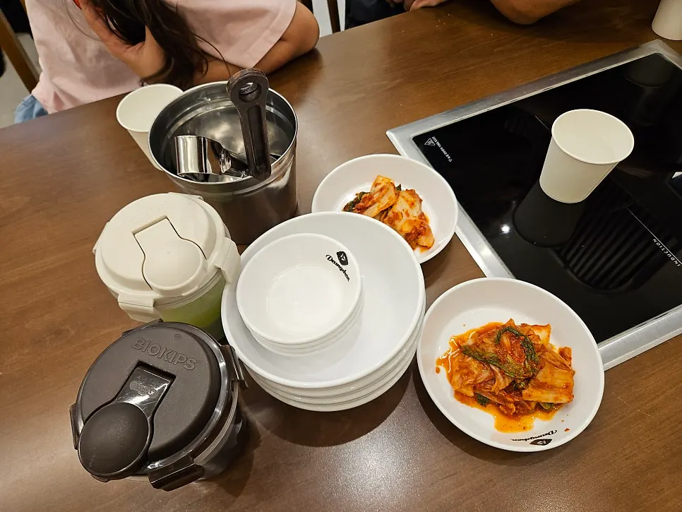등촌샤브칼국수 김치 반찬 접시