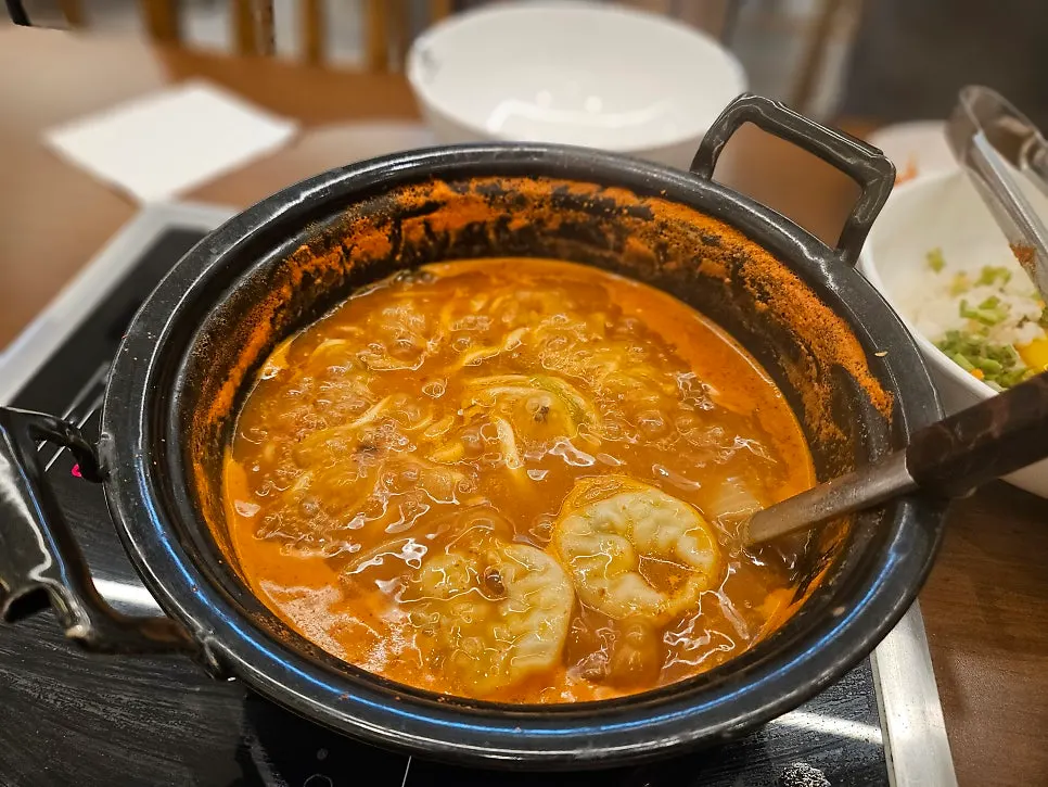 칼국수 사리를 넣어 끓이는 냄비
