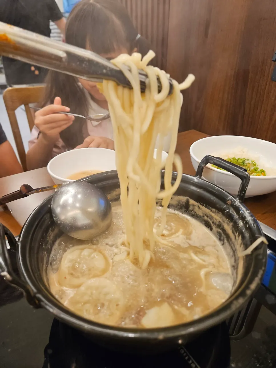끓는 칼국수와 만두 클로즈업