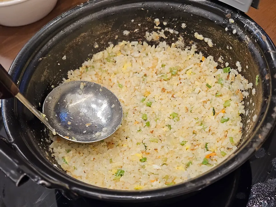 철판에 볶아낸 마무리 볶음밥