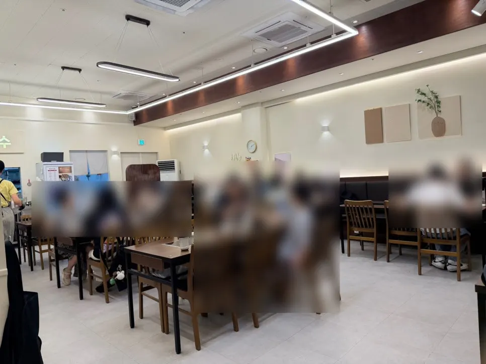 Interior hall of Deungchon Shabu Kalguksu Gran Passage Branch