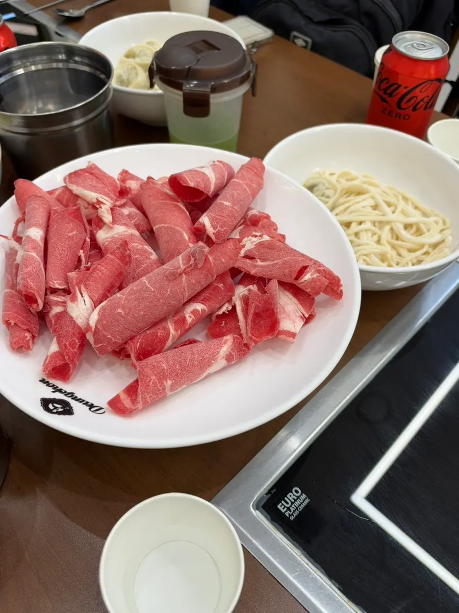 얼큰 육수에 익히는 샤브샤브용 고기와 야채