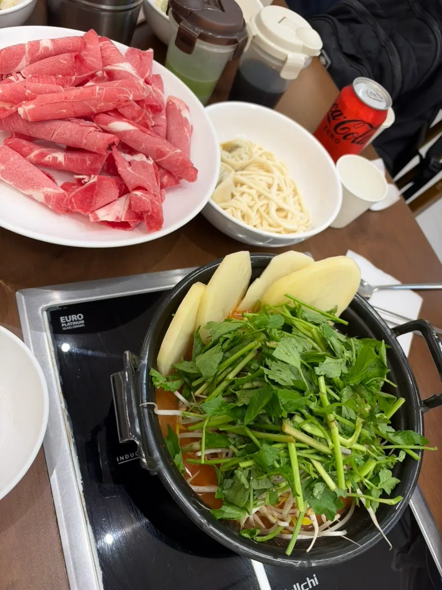 얼큰 육수에 넣어 끓인 샤브 칼국수