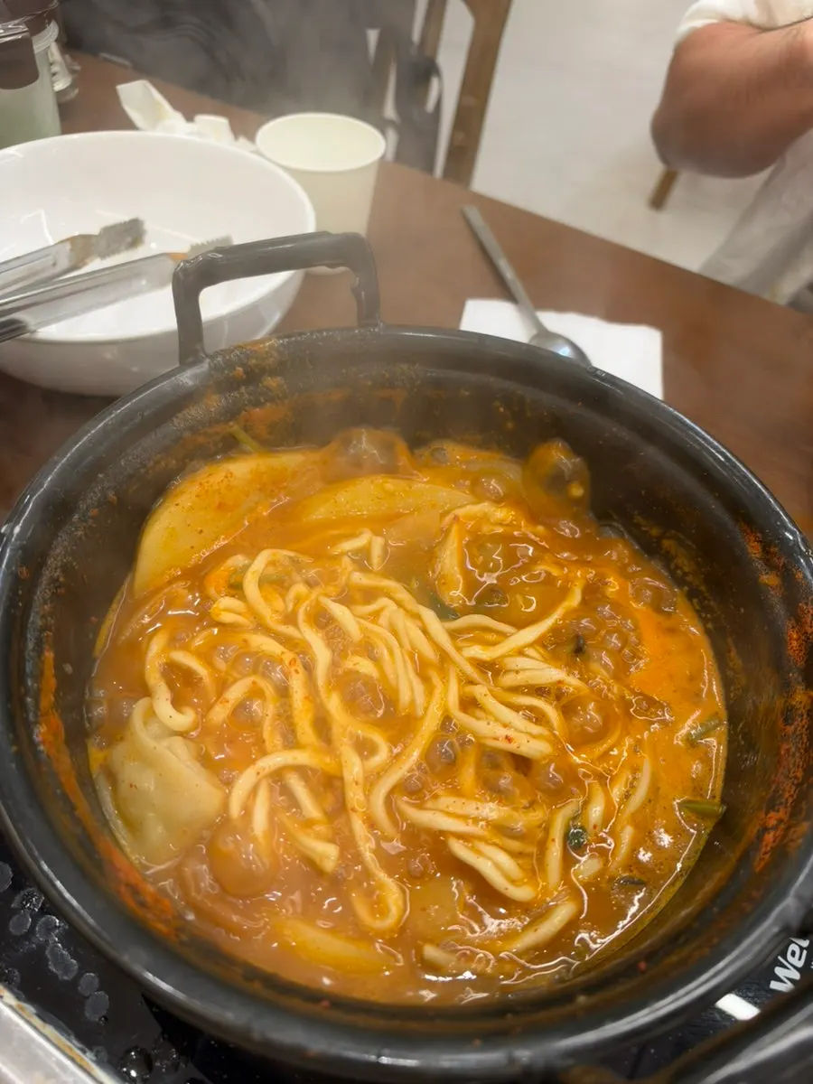 식사를 마친 등촌샤브칼국수 그랑파사쥬점 테이블