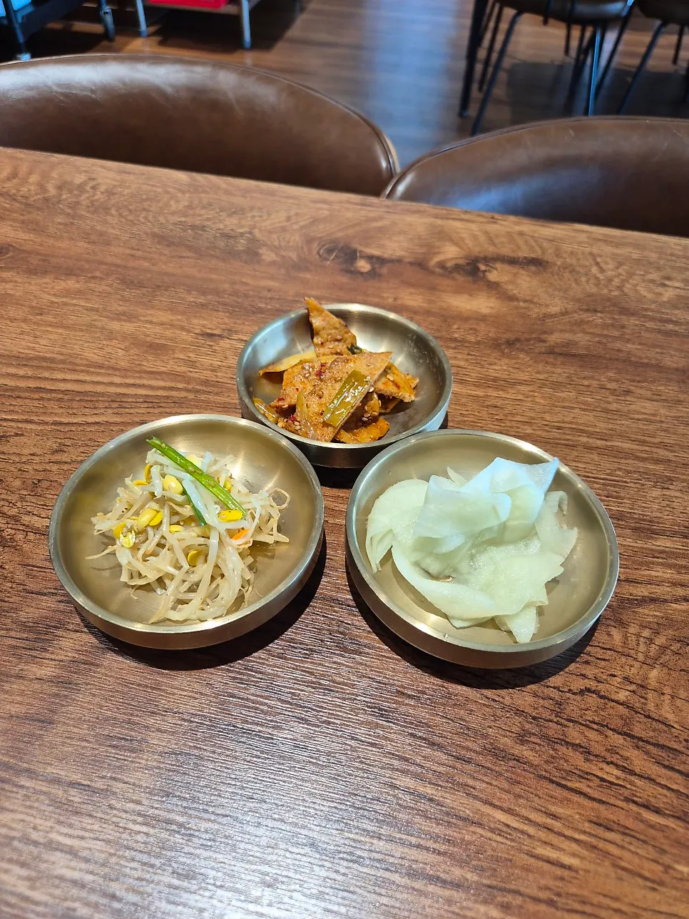 비빔냉면과 만두에 곁들인 제로콜라