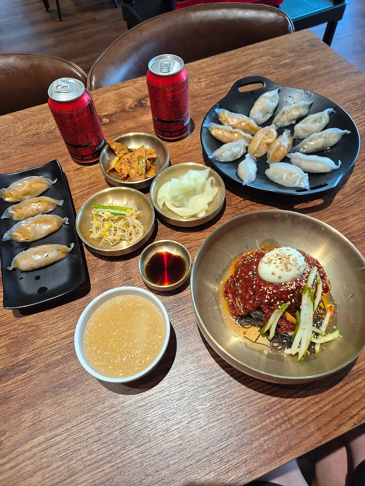 매콤한 냉면과 만두의 식사 조합