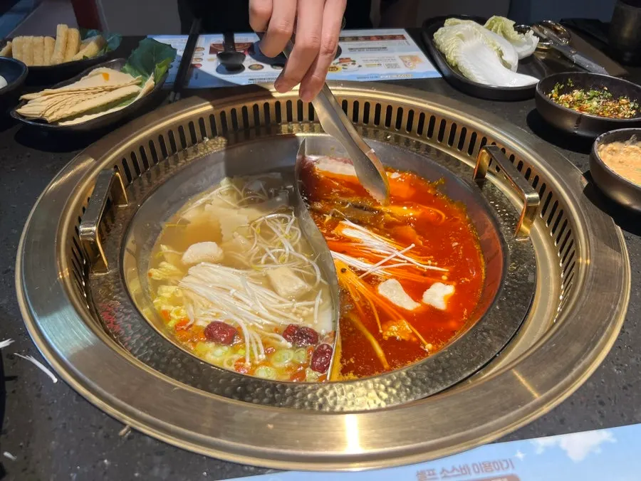 끓고 있는 청두마라홍탕