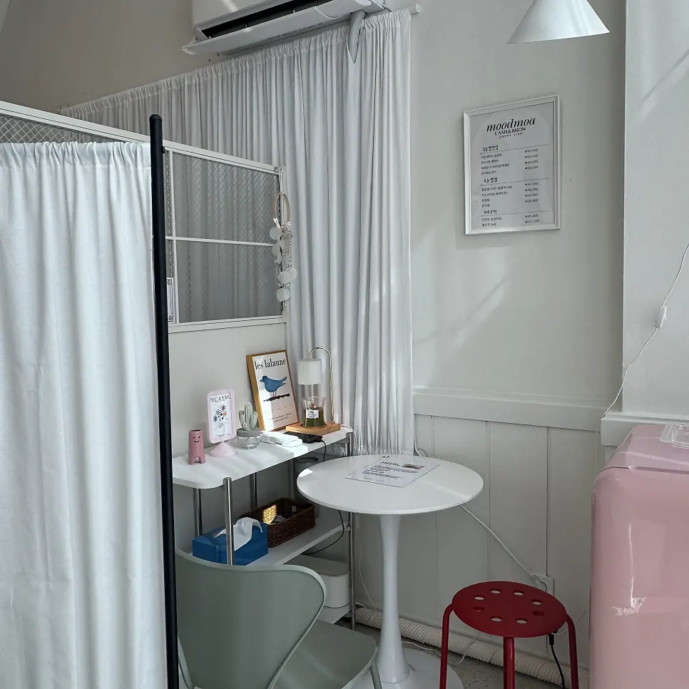 Cozy, calm interior of Moodmoa Lash & Brow