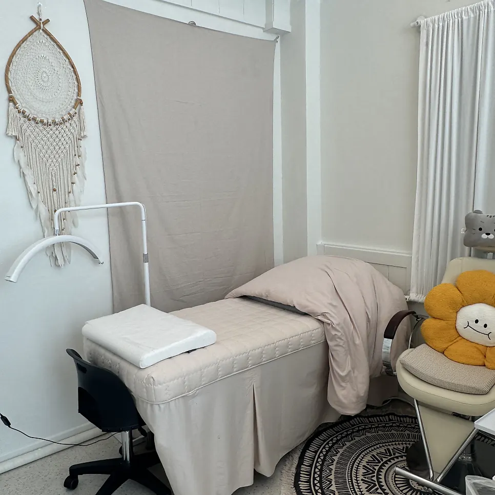Neatly arranged lash treatment bed