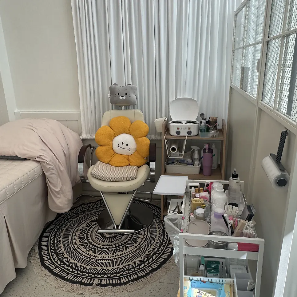 Tidy lash extension treatment space