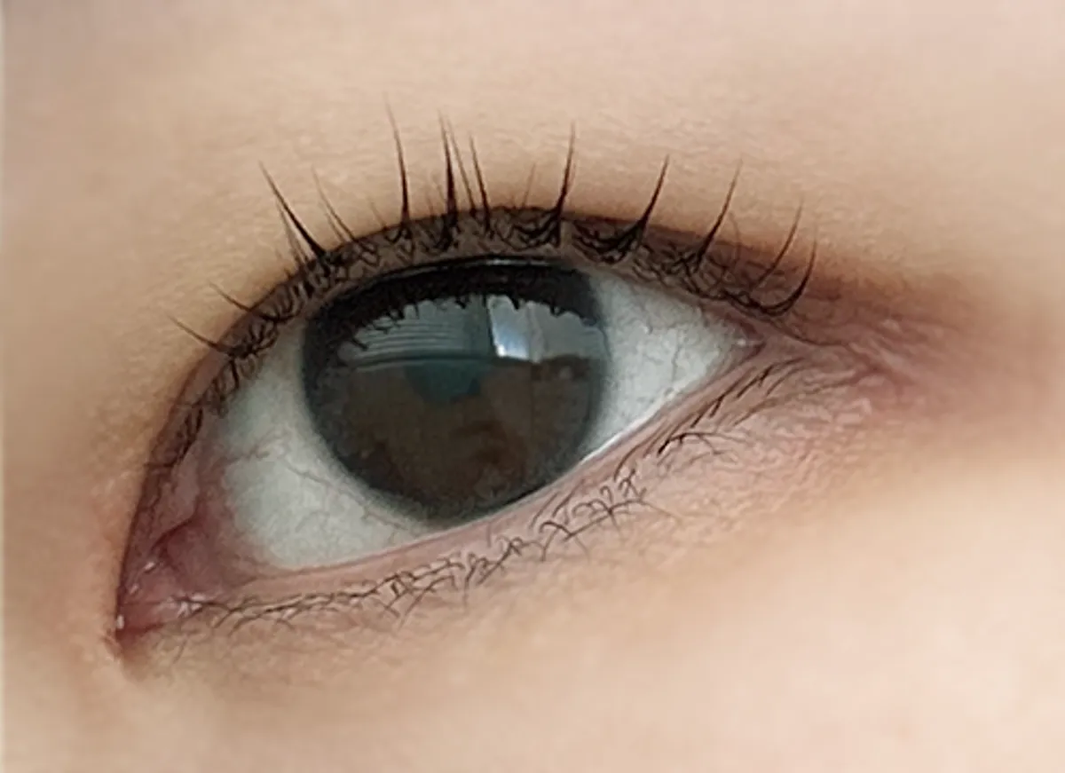 Before-and-after comparison of the right eye after the keratin perm