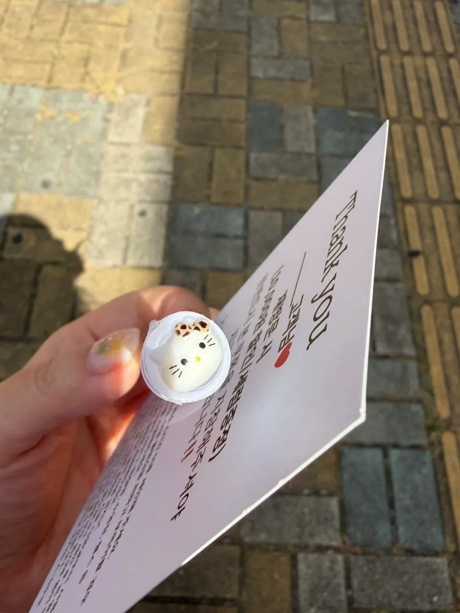 パーツを貼り付けたヒョウ柄キティのまつげブラシ