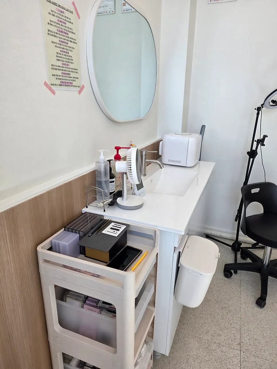 Calm, quiet treatment space for lash services