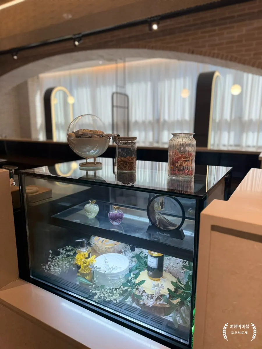 Juno Hair snack bar