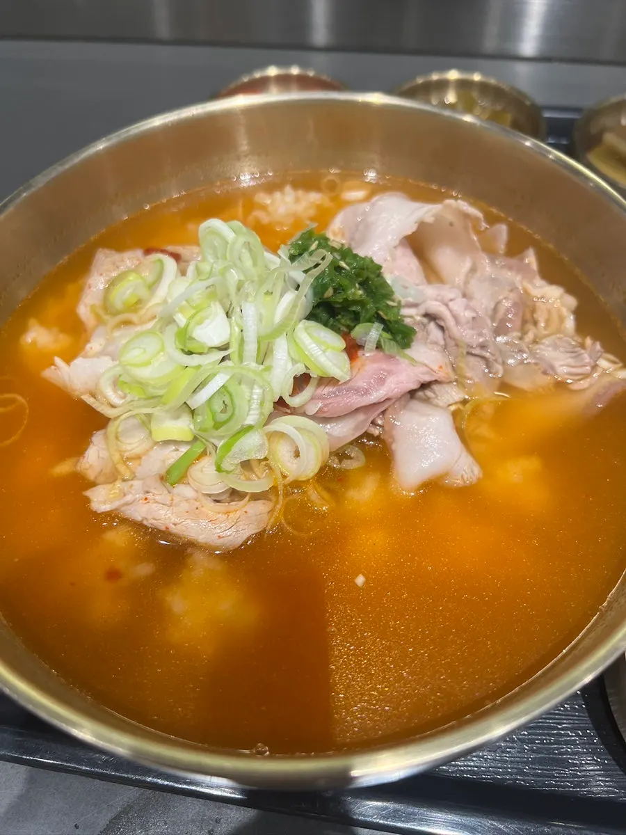 Two bowls of pork gomtang and yeolgomtang at Baekok